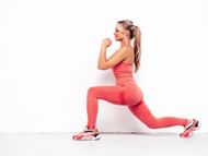 Common mistakes to avoid while doing dumbbell lunges. (Image via Freepik/ Halayalex)